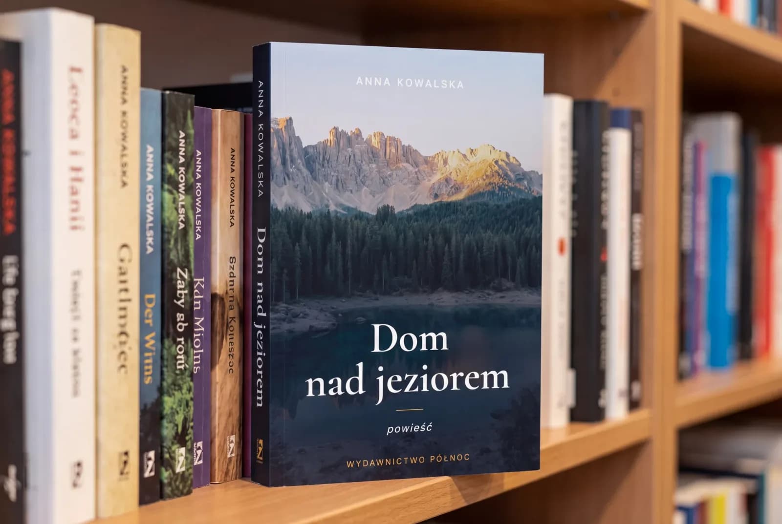 Na półce, między innymi tytułami