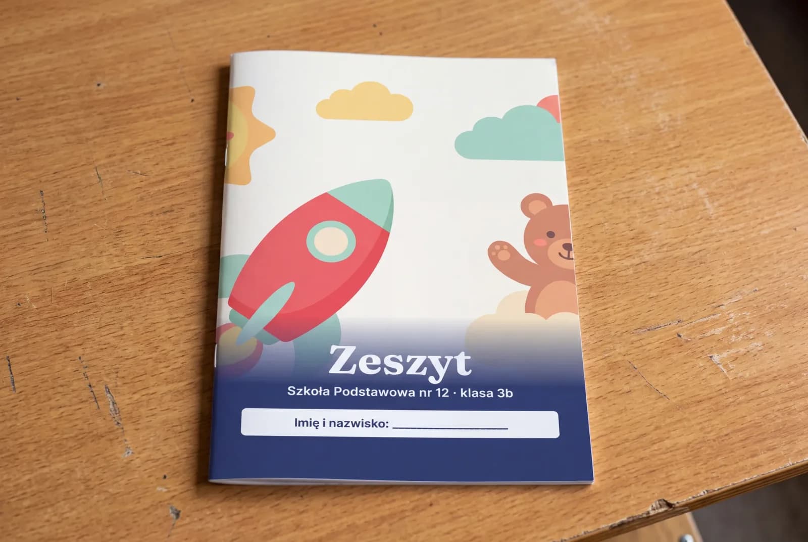 Twoja okładka na szkolnej ławce