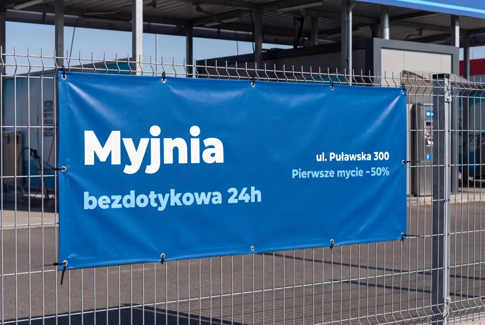 Nad wejściem, na elewacji, na płocie