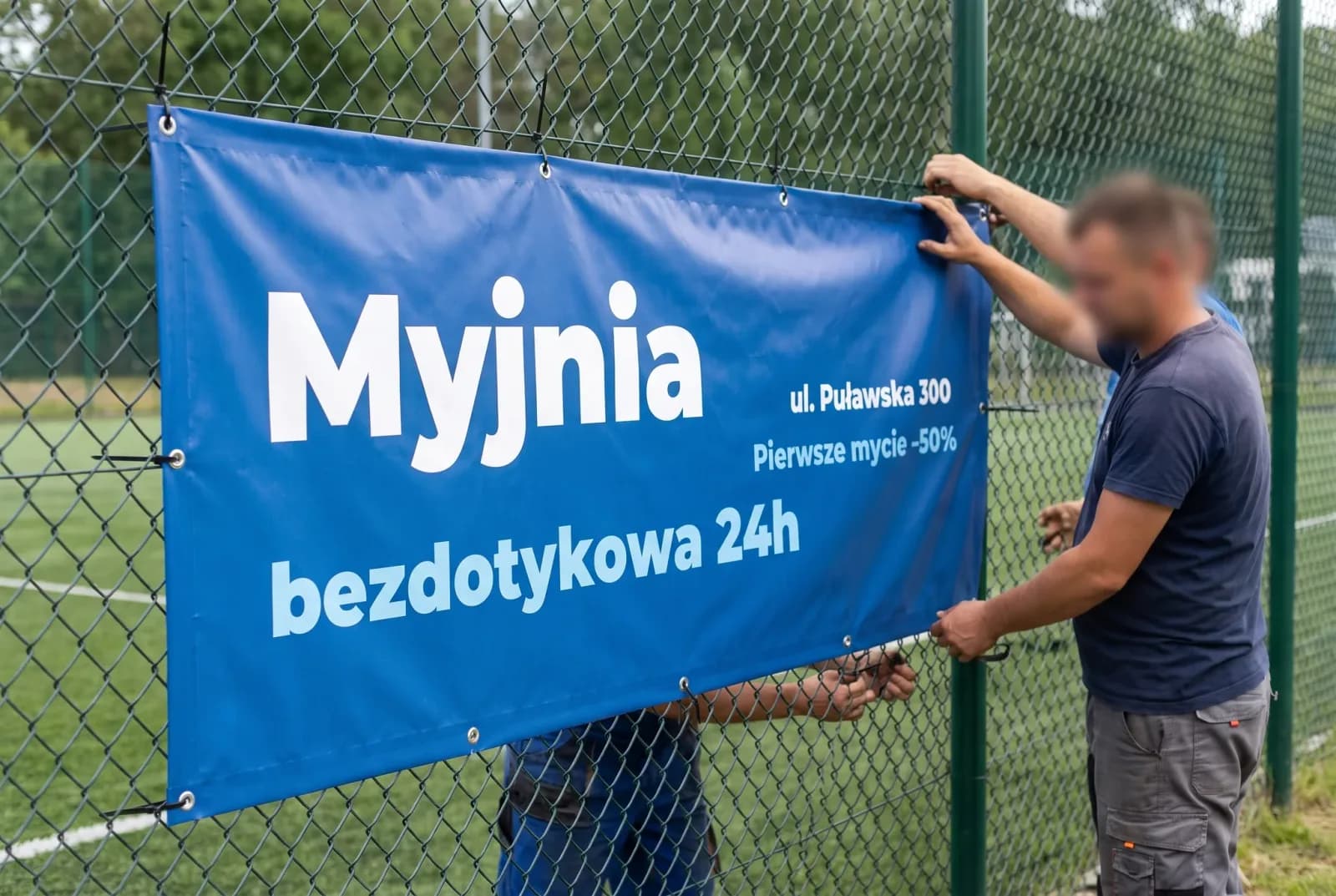 Na ogrodzeniu boiska, na sezon