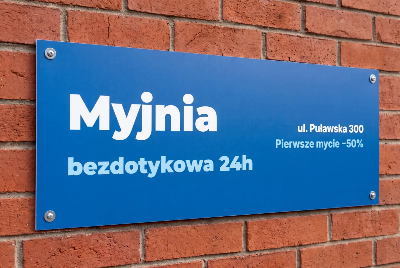Szyld z PCV na murze